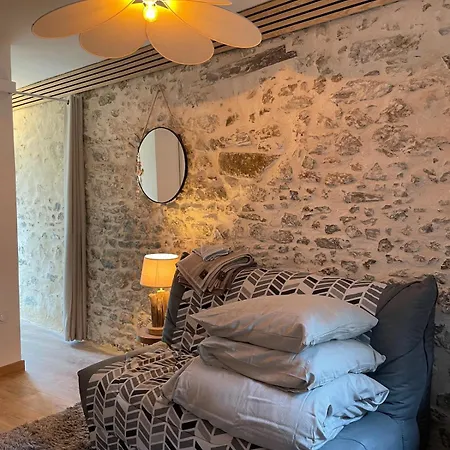 De Caractere En Pierre كوتانس
